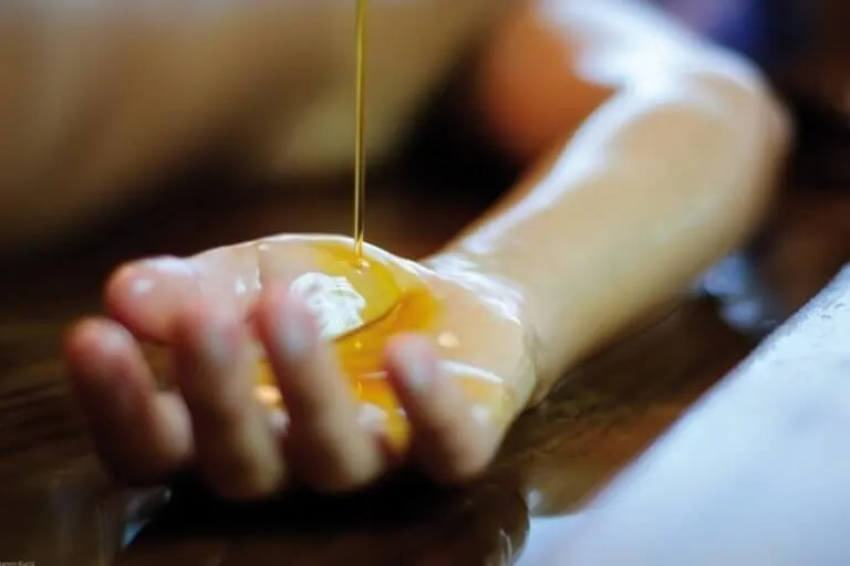 Masaje corporal Abhyanga con aceite tibio
