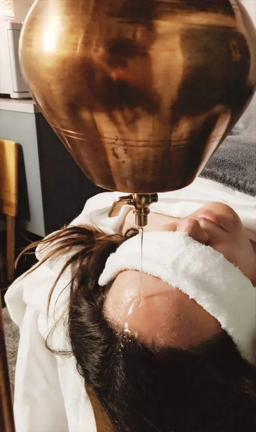 Terapia Shirodhara con flujo de aceite tibio sobre la frente